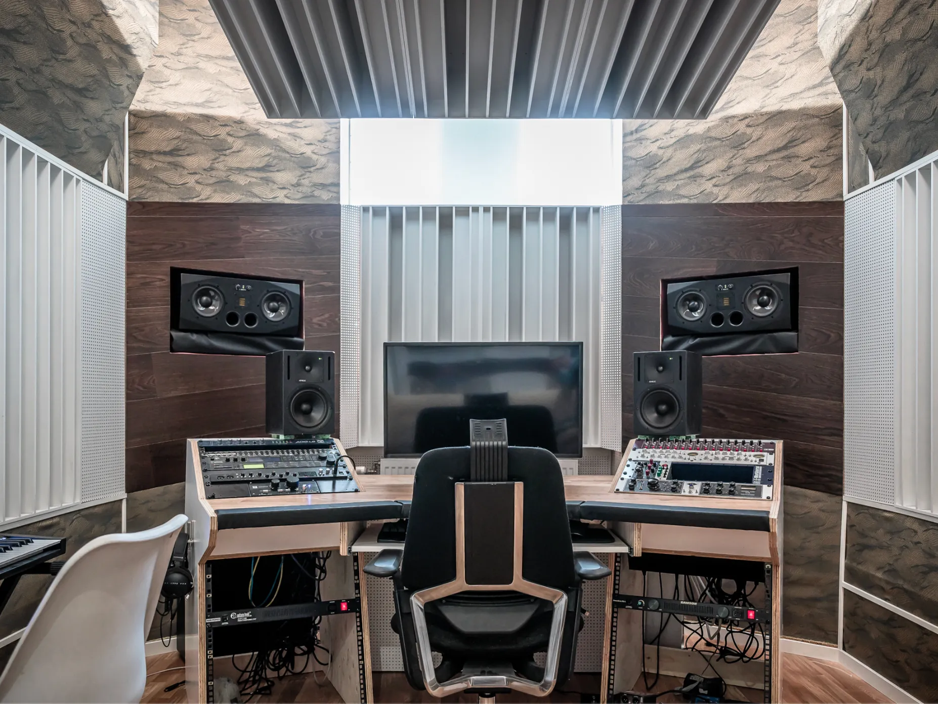 Kontrollrummet i Royal Sound Studio med studiomonitorer och analog utrustning