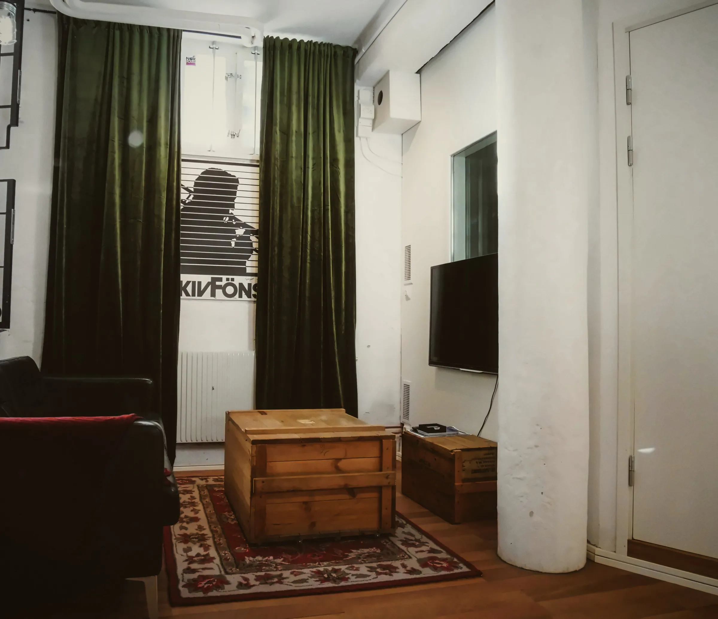 The lounge at Globen with sofa and velvet curtains