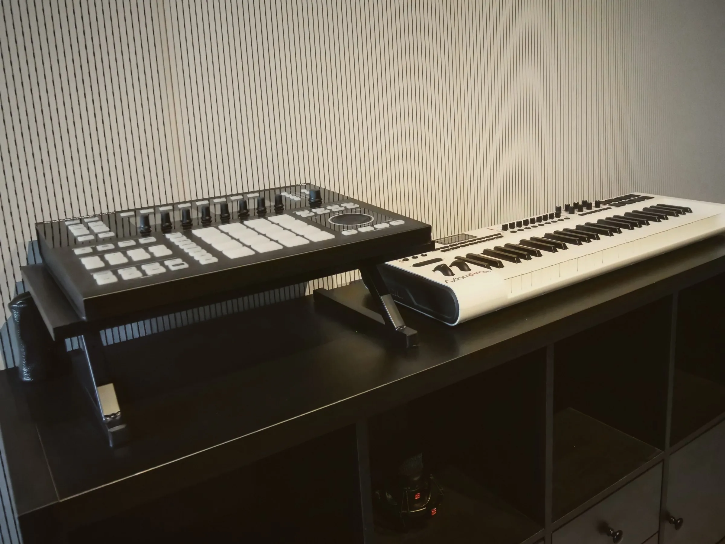 Maschine Studio and Axiom Pro 49 in Ivory