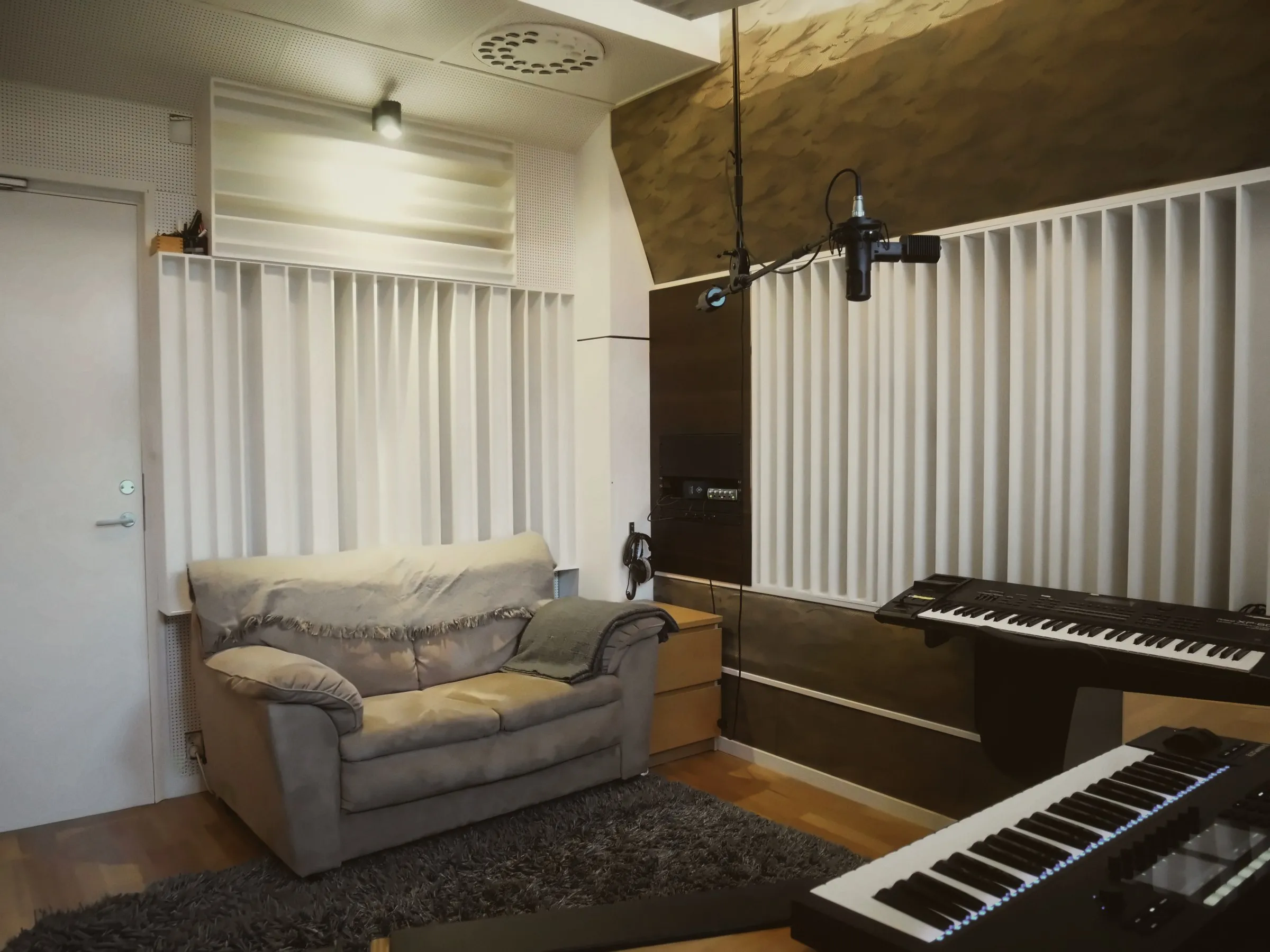 The live room in Onyx with sofa, keyboards and microphone